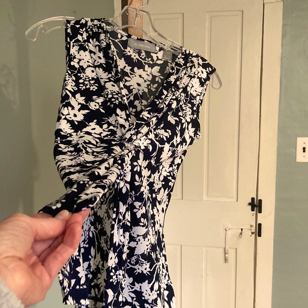 Pretty sleeveless light weight top by Liz Claiborne.